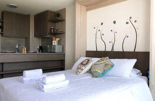 Apoquindo Apartment | Charming Studio - w/Mountain View, Pool, & Gym