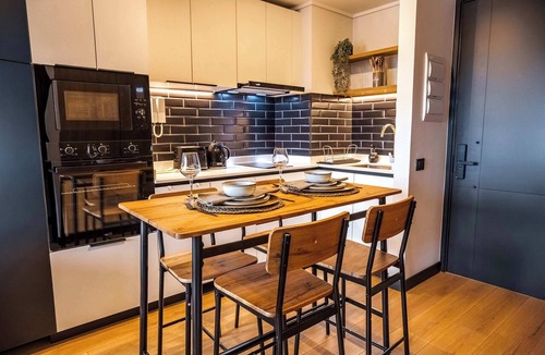 Nunoa Apartment | Chic 1BR in Nunoa Cozy Balcony Pool Access
