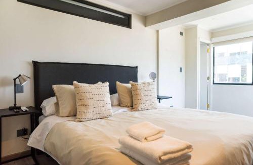El Golf Apartment | Chic 2BR Retreat in Vitacura Perfect for 3 Steps from Everything
