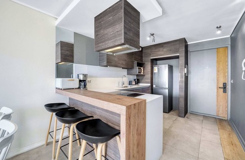 Renaca Apartment | Coastal Vibe 2D Parking, Views and Desk