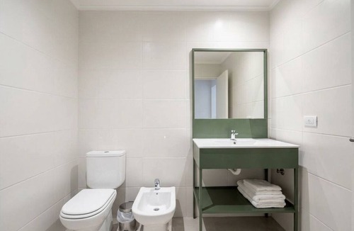 Azul Apartment | Corporate bedroom, private bathroom, and garage.