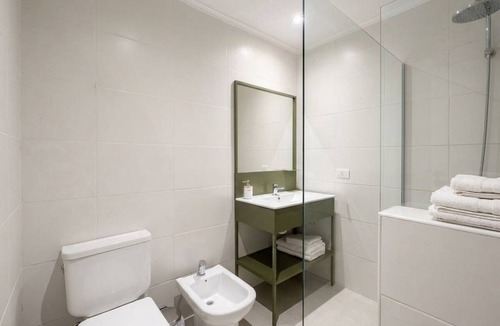 Azul Apartment | Corporate bedroom, private bathroom, and garage.