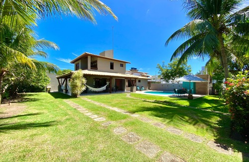 Jenipabu House | Cozy 4-bedroom house in Guarajuba with pool, 200m from the beach, in a gated community.