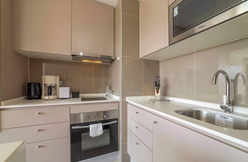 Nunoa Apartment | Cozy Apartment: Full Kitchen & Excellent Location