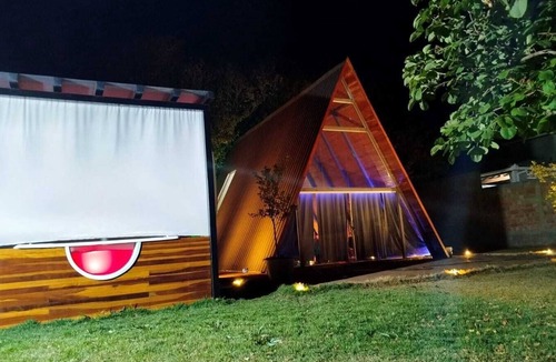 Mateus Leme Cabin | Cozy cabin with hot tub and big screen TV. 567mb Wi-Fi, home office with a view of Pedra Grande.