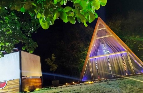 Mateus Leme Cabin | Cozy cabin with hot tub and big screen TV. 567mb Wi-Fi, home office with a view of Pedra Grande.