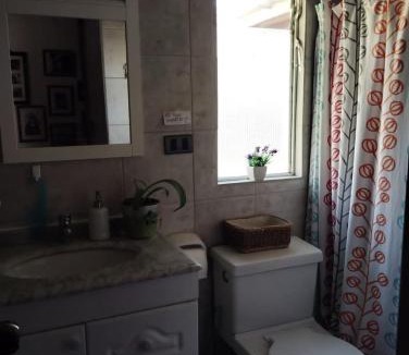 Algarrobo House | Dormitorio con baño privado en parcela con piscina