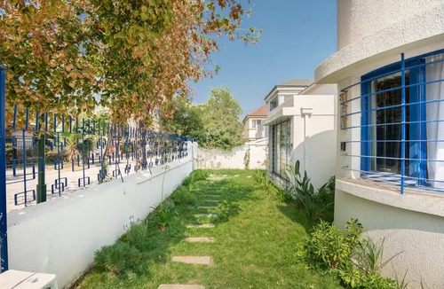 Nunoa House | Double room with garden view - 2 twin beds. Pet friendly, free parking