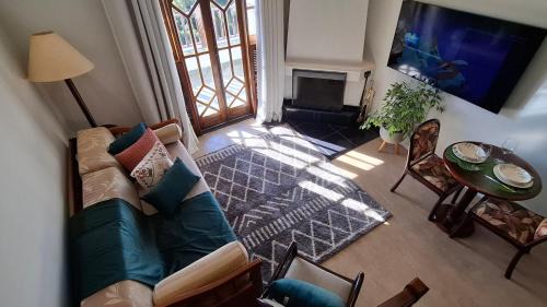 Alto do Capivari Apartment | Duplex em Castelo | Piscina Aquecida, Lareira e Wi-Fi