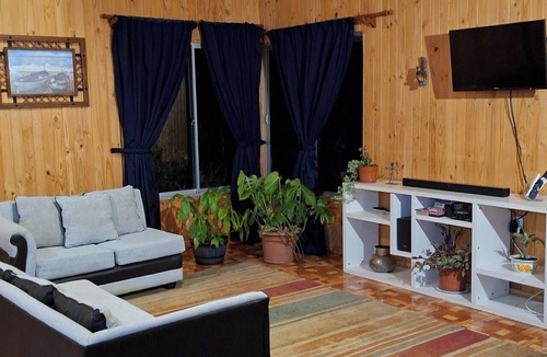 Los Angeles House | Entire House, 5,000 m²: Outdoor Grill, Air Conditioning & Starlink