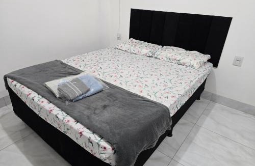 Aparecida de Goiania Apartment | Flat 04 com lavanderia na entrada e feira as domingo e quartas