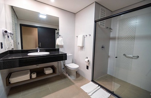 Foz do Iguacu Hotel | Fresh Balcony Room | Free Breakfast & 5 mi from Bird Park