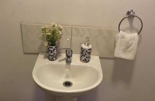 Pudahuel House | Habitación con baño privado independiente
