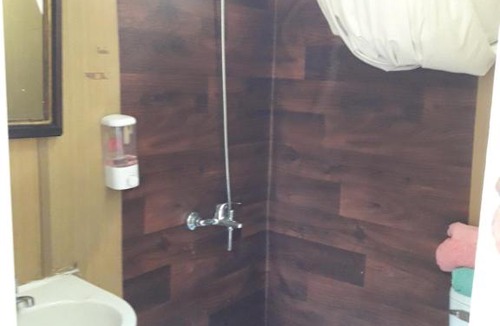 Pelluhue Apartment | Habitación con baño privado containers, auto sustentable