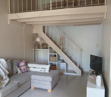 Trelew House | Habitación doble con baño privado en amplia casa a metros de una laguna natural y del Museo Paleontológico