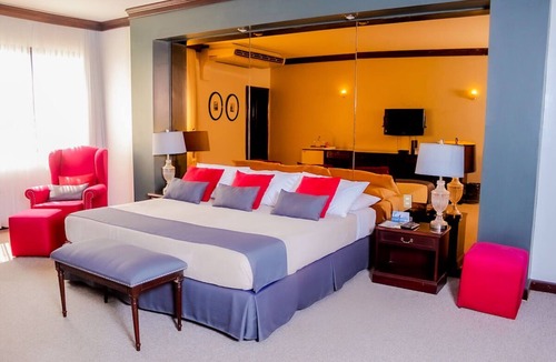 Catedral Hotel | Heart of Asunción Family Stay | Enjoy the Pool & Gym | Minutes from Plaza