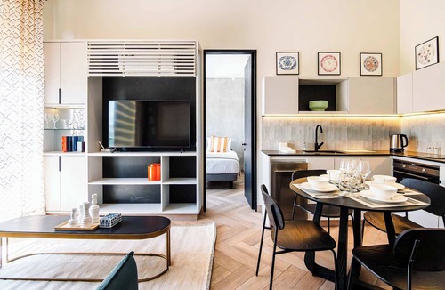 Santiago Apartment | HOM | Familiar en La Dehesa | Parking | A/C Wifi