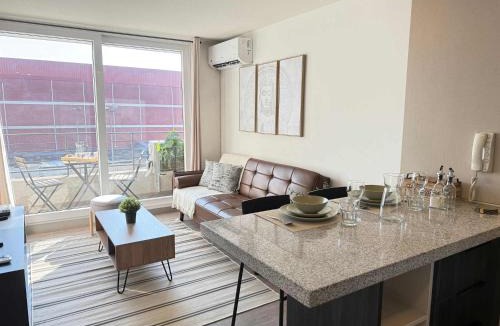 Downtown Santiago Apartment | HOM l Cercano al Metro Toesca con Parking en Stgo