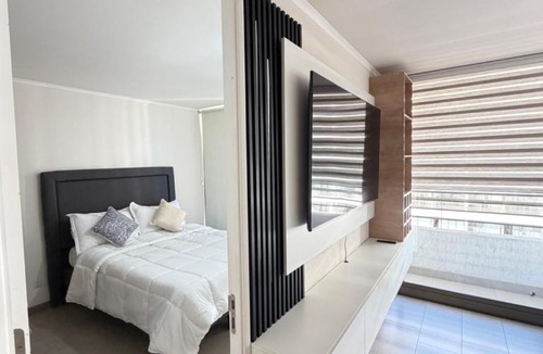 Macul Apartment | Hospédate con una vista de postal, en la comuna de Macul Este acogedor apartamento de1 Habitación 1 Baño con una laguna navegable