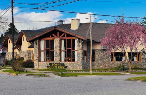 Trevelin Hotel | Hotel y Cabañas Casa de Piedra