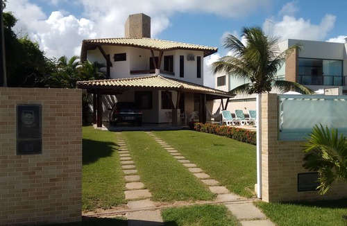 Centro House | House with 4 suites, maid's quarters, swimming pool, balconies, garage and barbecue area.
