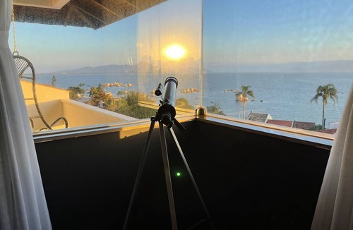 Itaguacu House | House with a pool and a panoramic view of the ocean.