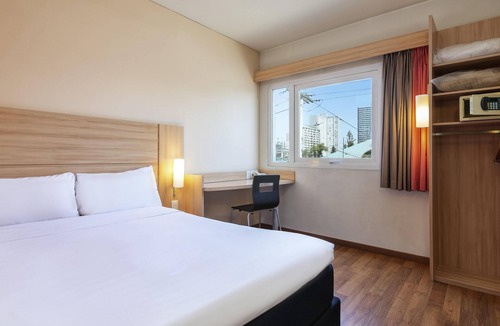 Las Rejas Hotel | ibis Santiago Estación Central