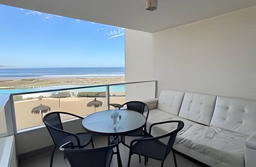 La Serena House | Lagoon beach white 311