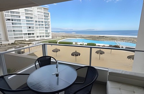 La Serena House | Lagoon beach white 311