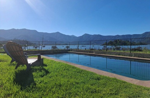 San Francisco de Mostazal Cabin | Lakefront Aculeo Blue House Fast Wifi & Wood Hot Tub