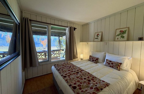 San Francisco de Mostazal Cabin | Lakefront Aculeo: Fast Wifi, Pet & Wood Hot Tub
