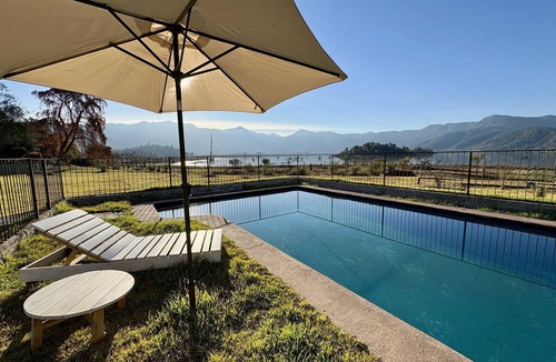 San Francisco de Mostazal Cabin | Lakefront Aculeo: Fast Wifi, Pool & Wood Hot Tub