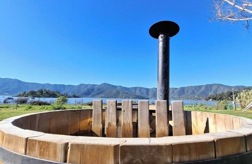 San Francisco de Mostazal Cabin | Lakefront Aculeo Red House Wifi, Pet & Wood Hot Tub