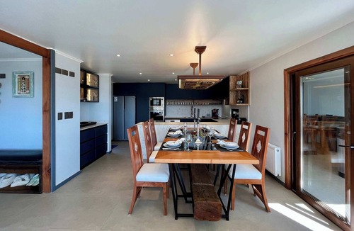 Puerto Varas House | Lakefront Elegance: BBQ & Fast WiFi in Playa Hermosa