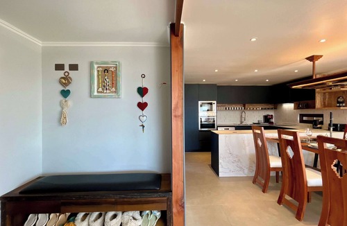 Puerto Varas House | Lakefront Elegance: BBQ & Fast WiFi in Playa Hermosa