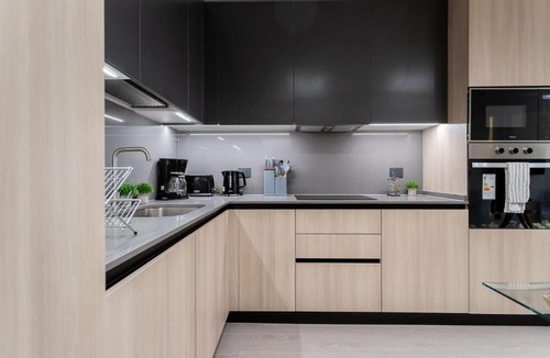 Apoquindo Apartment | Las Condes Luxe Park and Mall Getaway