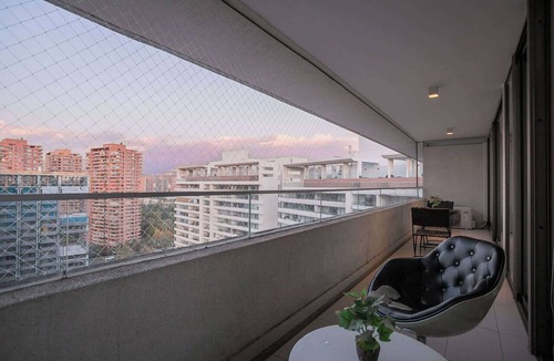 Vitacura Apartment | Luxury 2BR Apartment with Parking and City Views