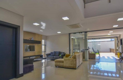 Foz do Iguacu House | Modern entire house with pool near tourist attractions.