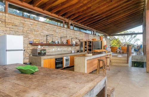Brava House | Modern House w Grand View, Immersed in Nature