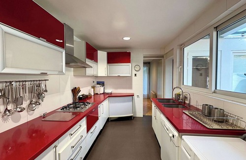 Apoquindo House | Near Cerro San Cristobal: House w/Garden & Parking