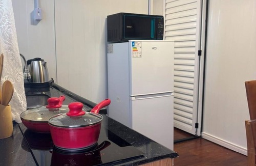 Iririu House | New studio apartment with air conditioning, Wi-Fi, and parking.