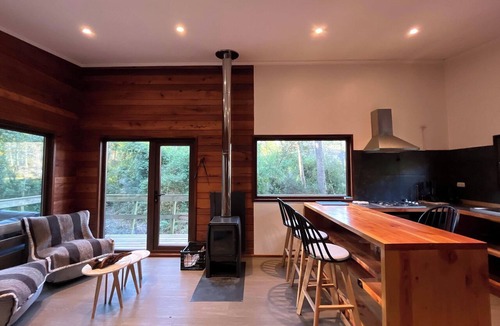 Loncoche Cabin | Oak Cabin - BBQ, Hot Tub, Wifi & Nature