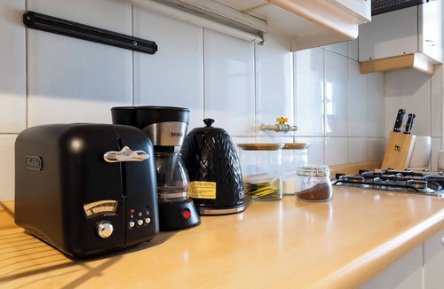 El Golf Apartment | Perfect location in El Golf, close to MUT and Costanera Center.