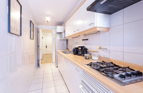 El Golf Apartment | Perfect location in El Golf, close to MUT and Costanera Center.