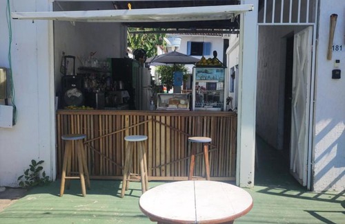 Pontal Hotel | Pousada Dádiva e Passeios de lanchas 07 na Esquina da Praia do Pontal e do Centro Histórico com lanchonete no Pátio