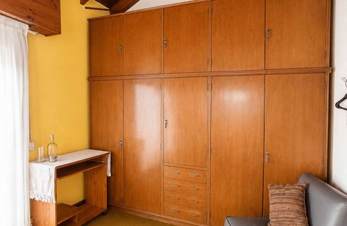 Martinez Bed & Breakfast | Private Room in a Shared House with a Balcony and Air Conditioning Near the San Isidro Racetrack