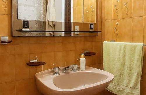Martinez Bed & Breakfast | Private Room in a Shared House with a Balcony and Air Conditioning Near the San Isidro Racetrack