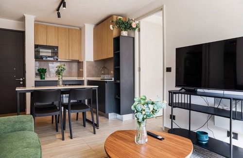 Bellavista Apartment | Providencia: 2 Bedrooms, Balcony & Amenities