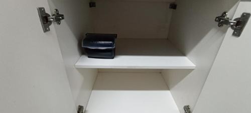 Cidade Industrial de Curitiba House | Quarto com escrivaninha e tv