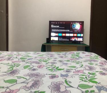 Santa Cruz House | Quarto simples e organizado.
